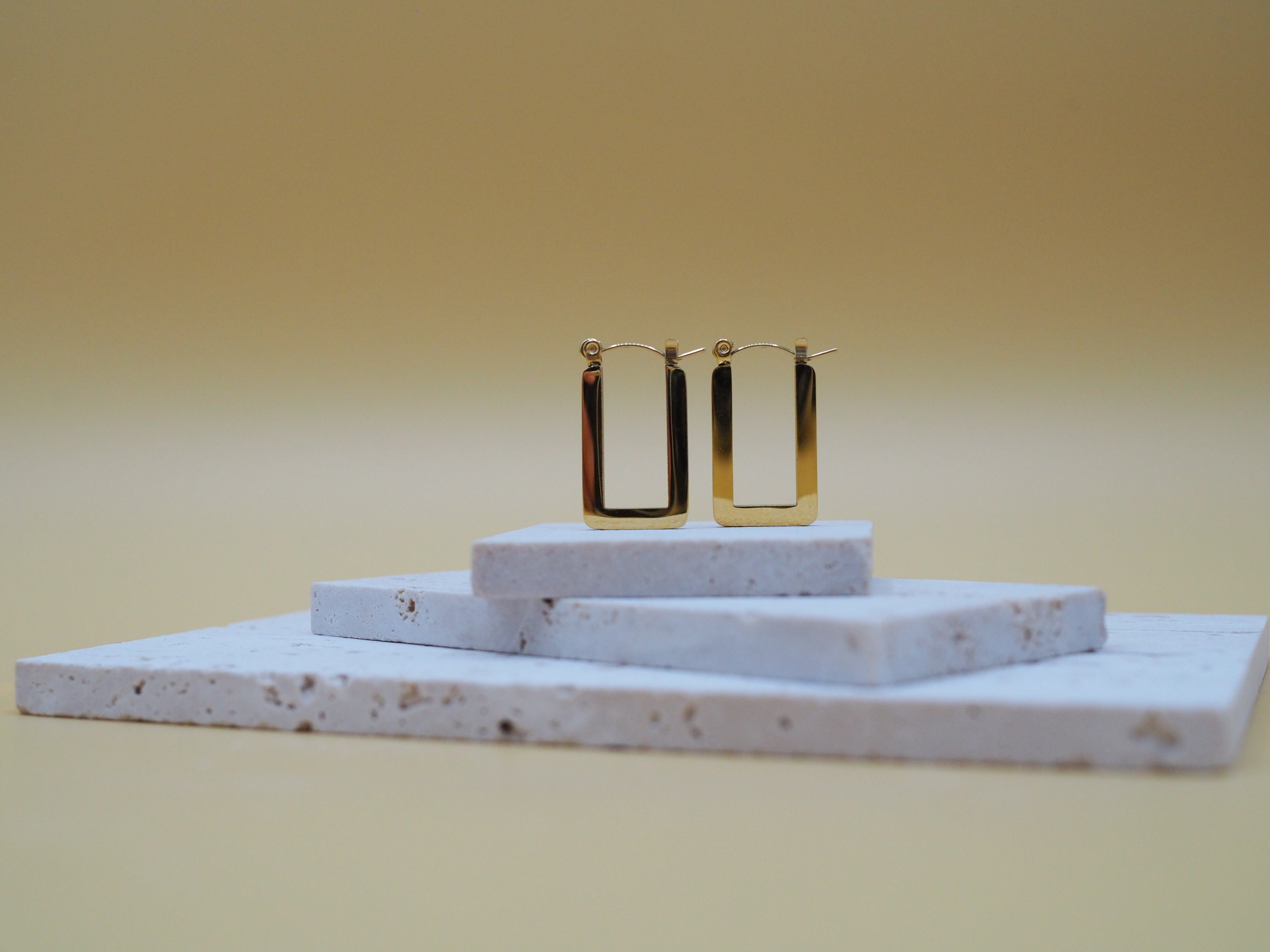 ZARA – Gouden minimalistische oorbellen vrouw | 18K vergulde U-vormige hoops