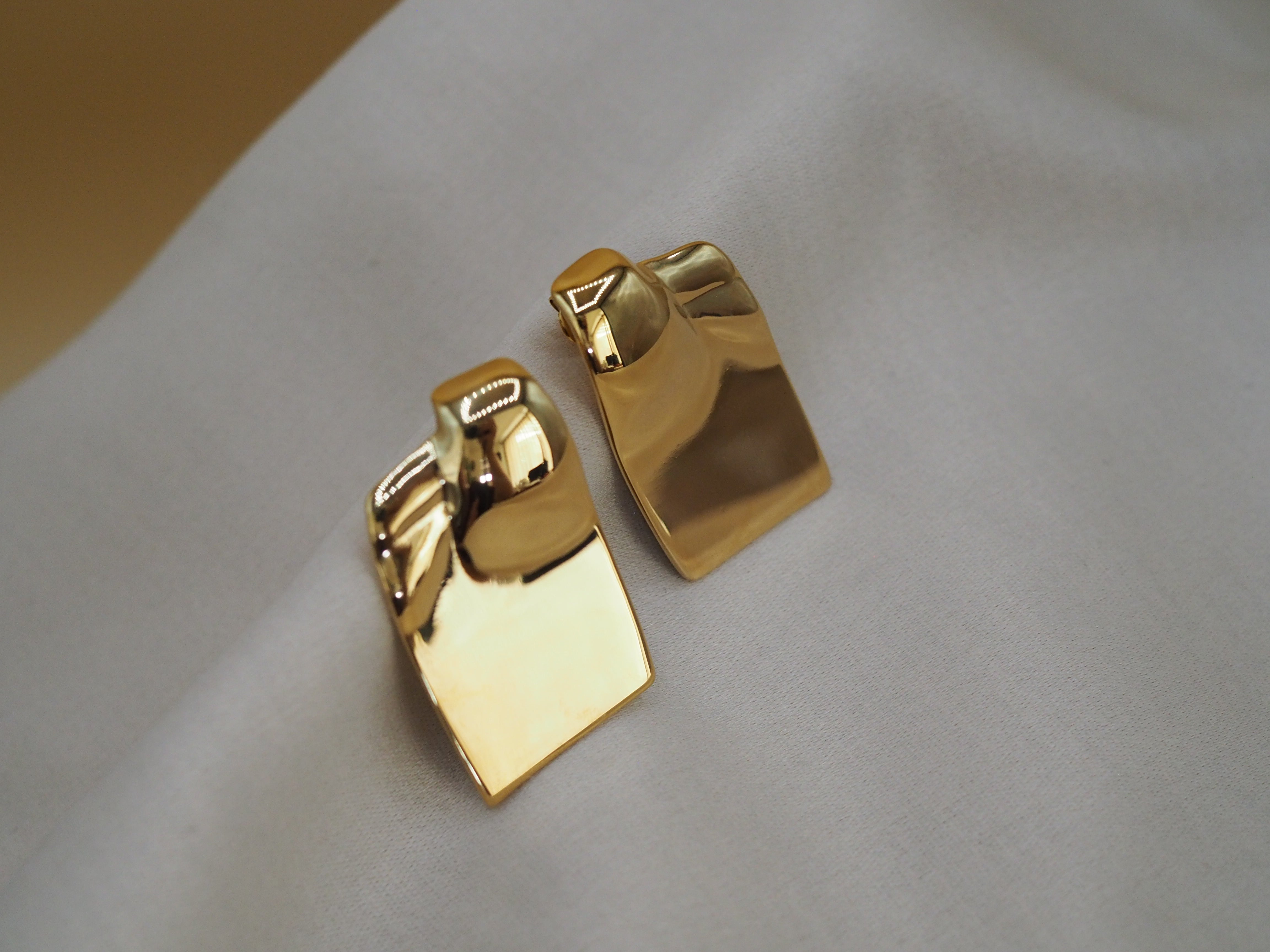 NIVA – 18K vergulde statement oorbellen | Moderne vormen met een krachtige uitstraling