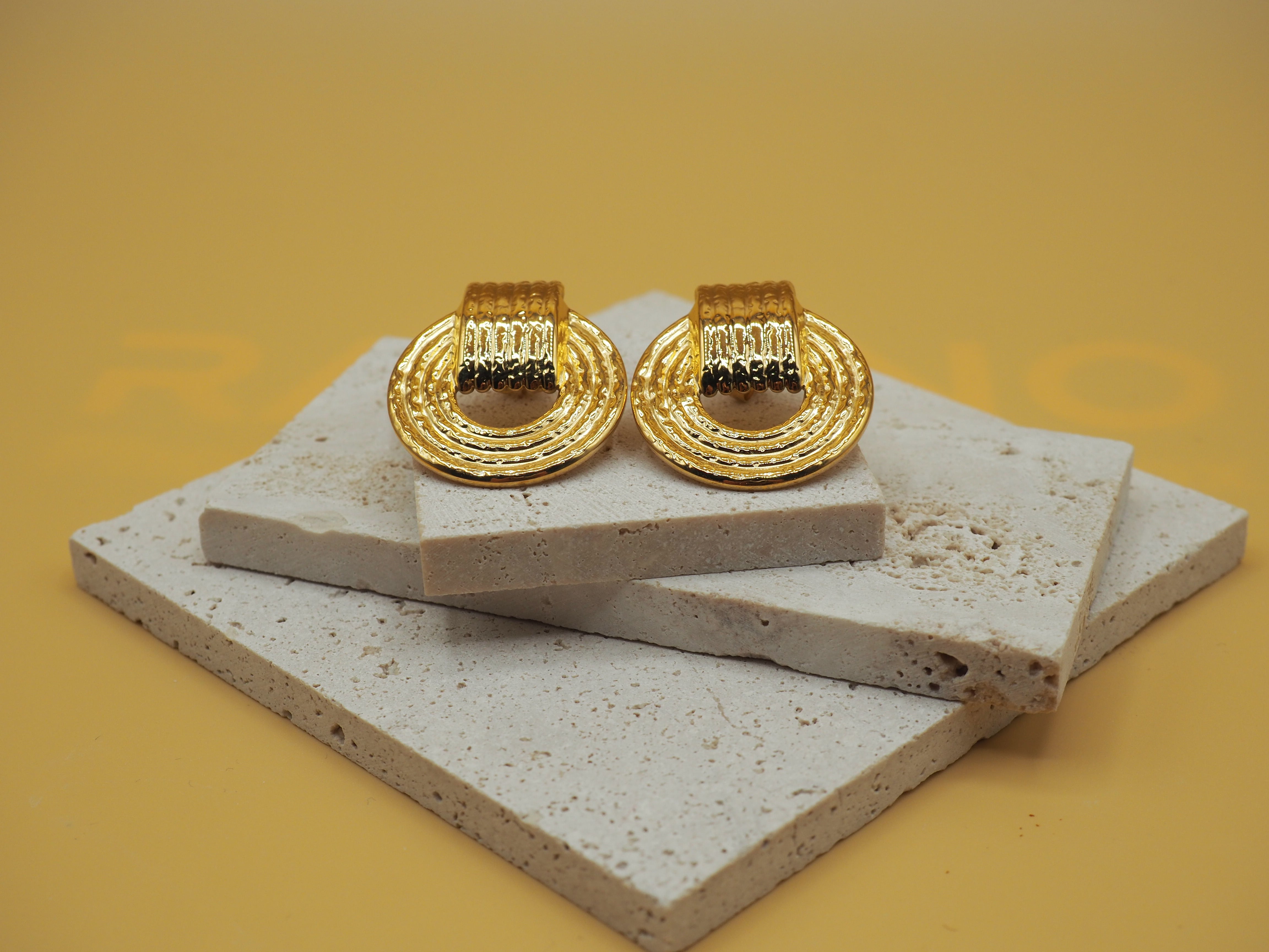 Minimalistische statement oorknoppen goud – ALINA More Jewels