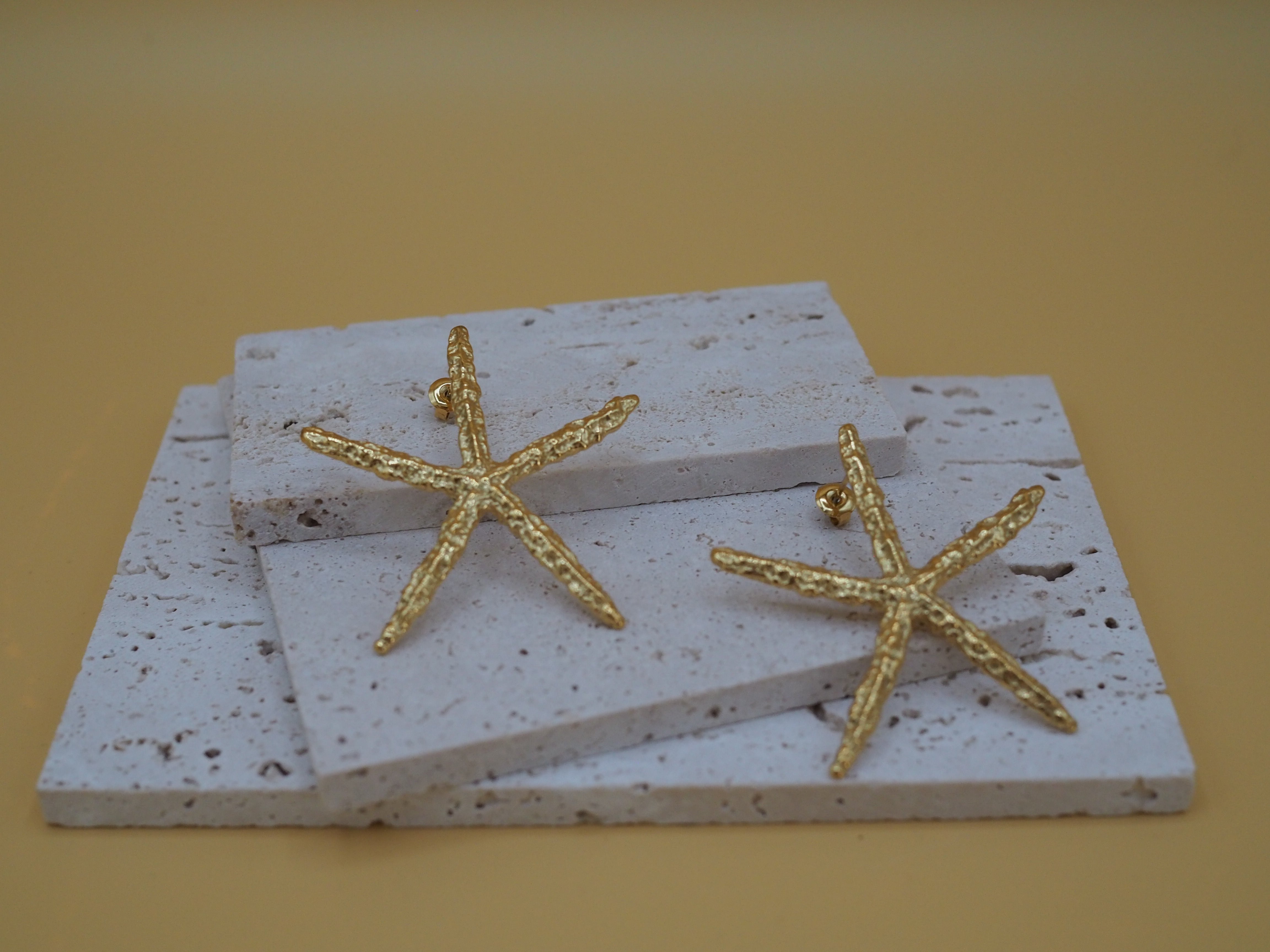 Zomerse gouden statement oorbellen zeester – AMBER waterproof