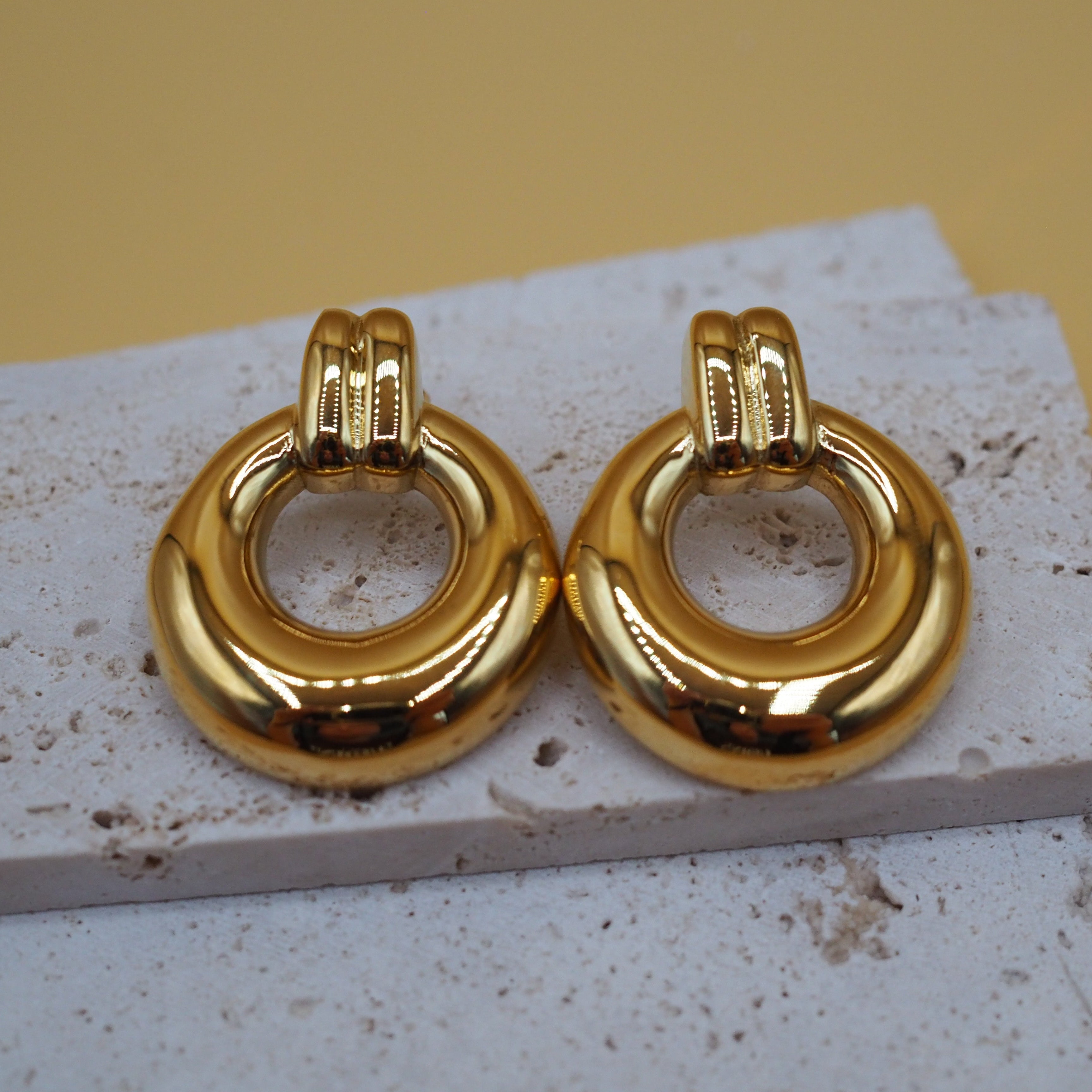 Ronde sculpturale hoops goud waterproof – BLAIR