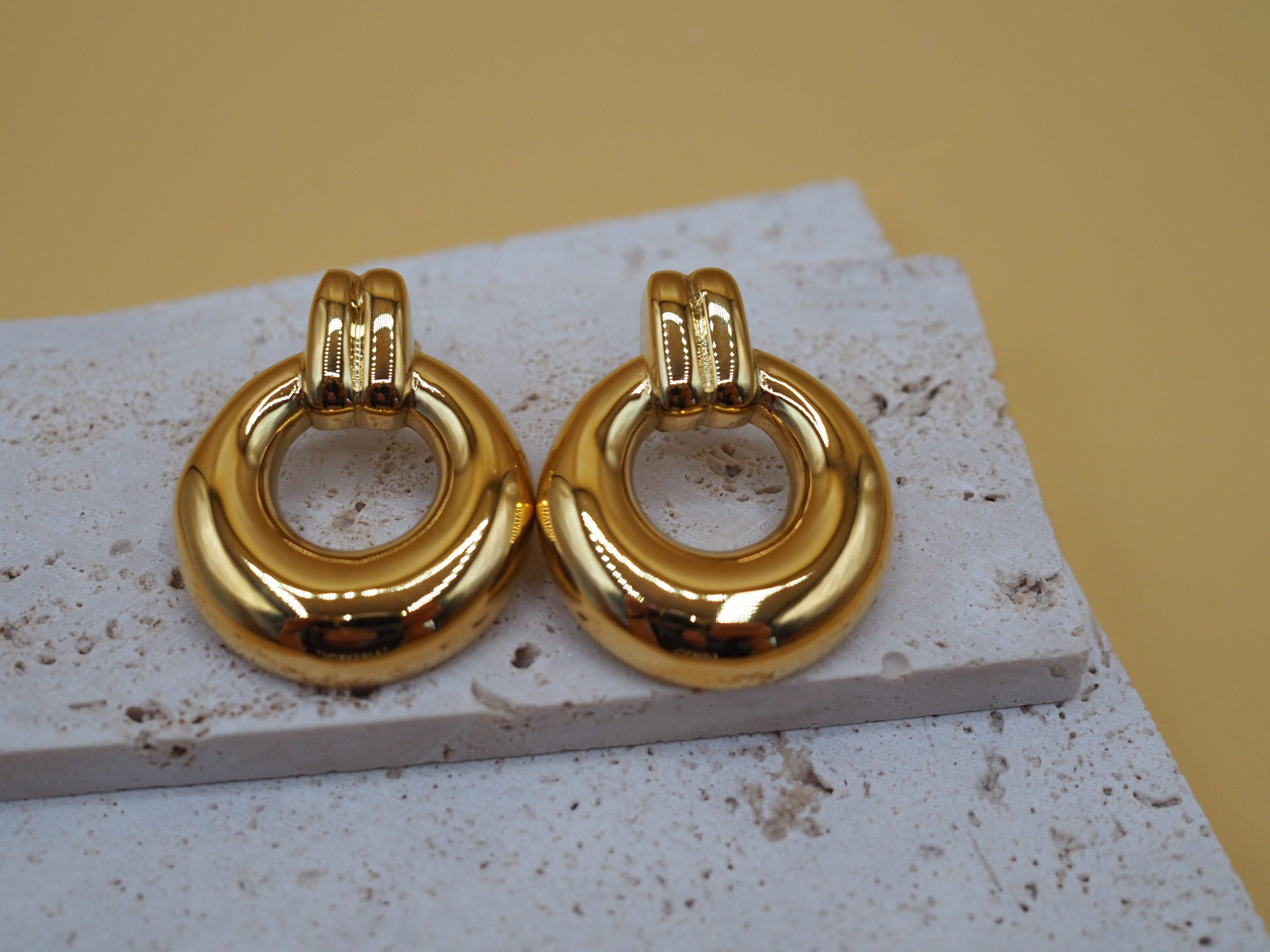 Ronde sculpturale hoops goud waterproof – BLAIR