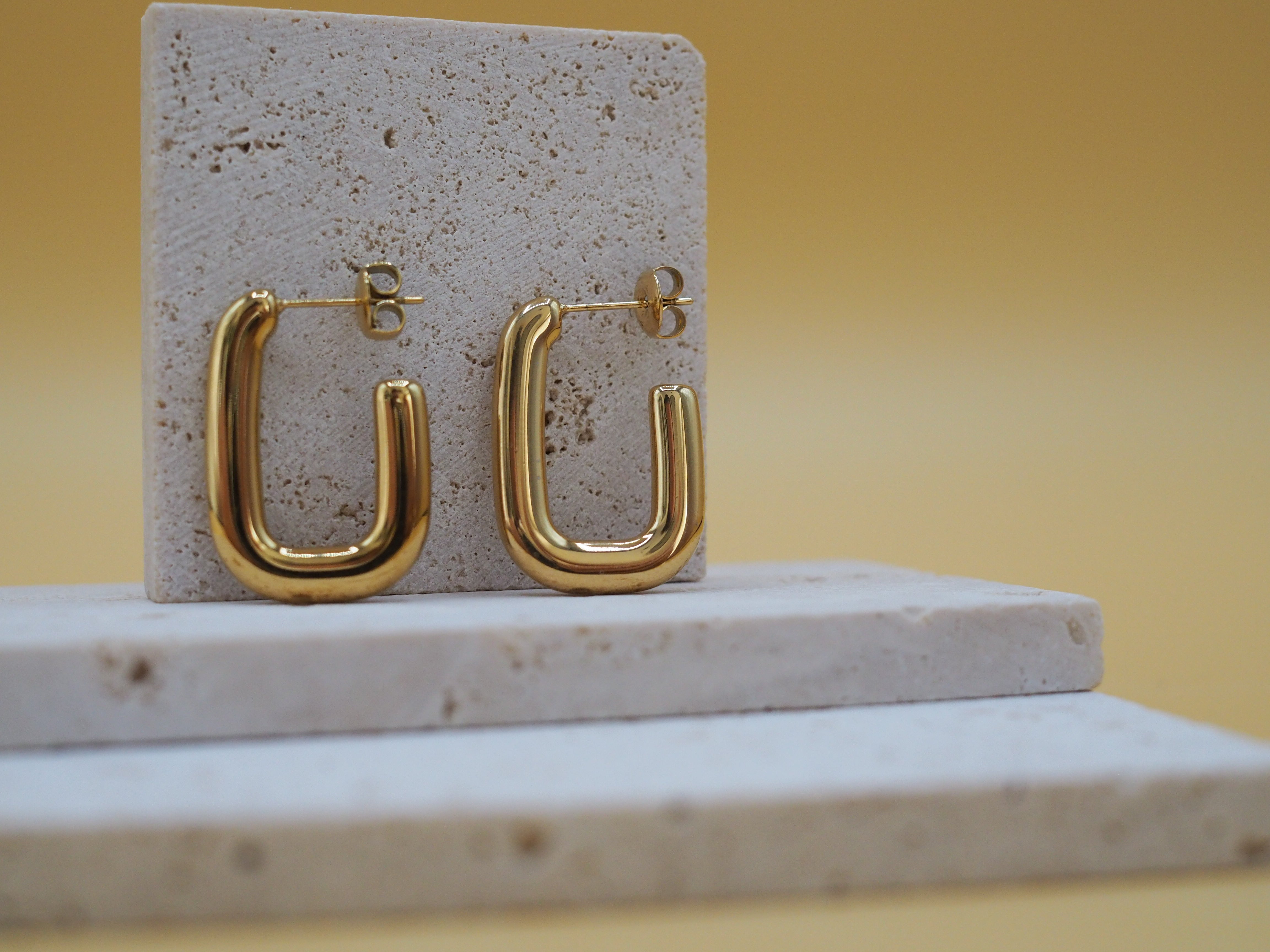 Ronde statement hoops goud waterproof – CARMEN