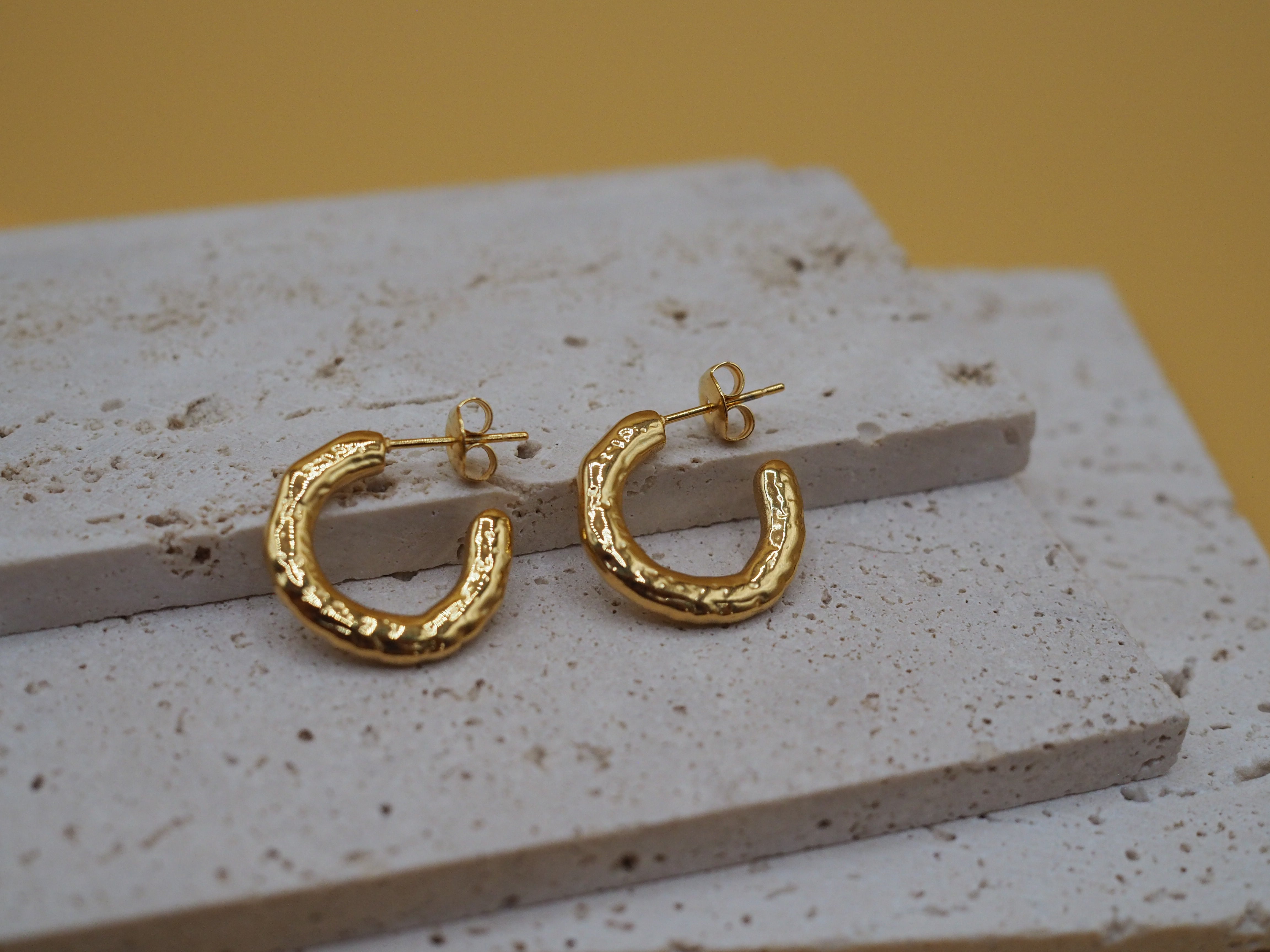 Subtiele gouden mini hoops met organische structuur – CECIL