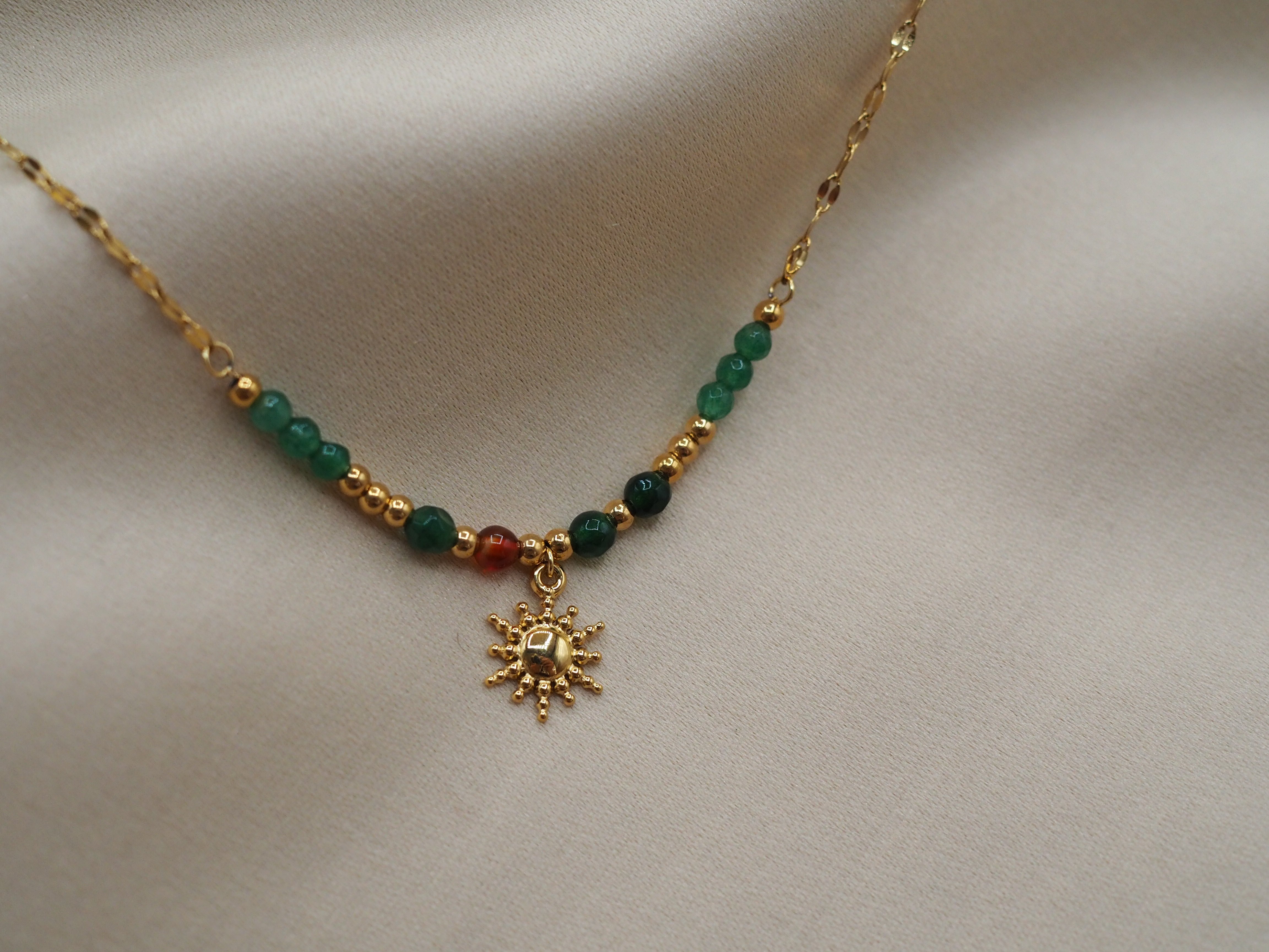 Betekenisvolle gouden ketting met zon symbool – DOLORES 18K verguld