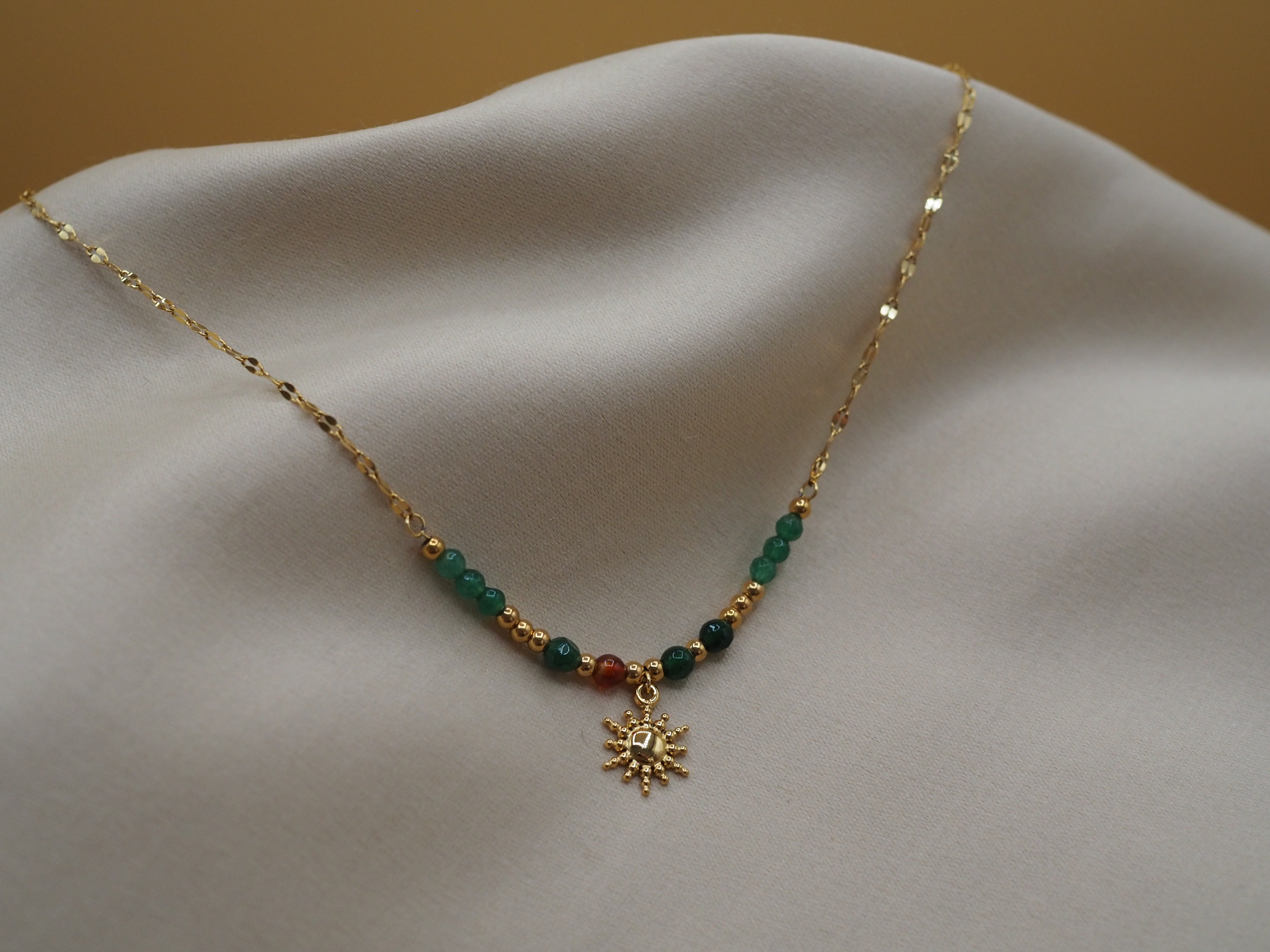 Fijne gouden ketting met zonhanger om te layeren – DOLORES More Jewels