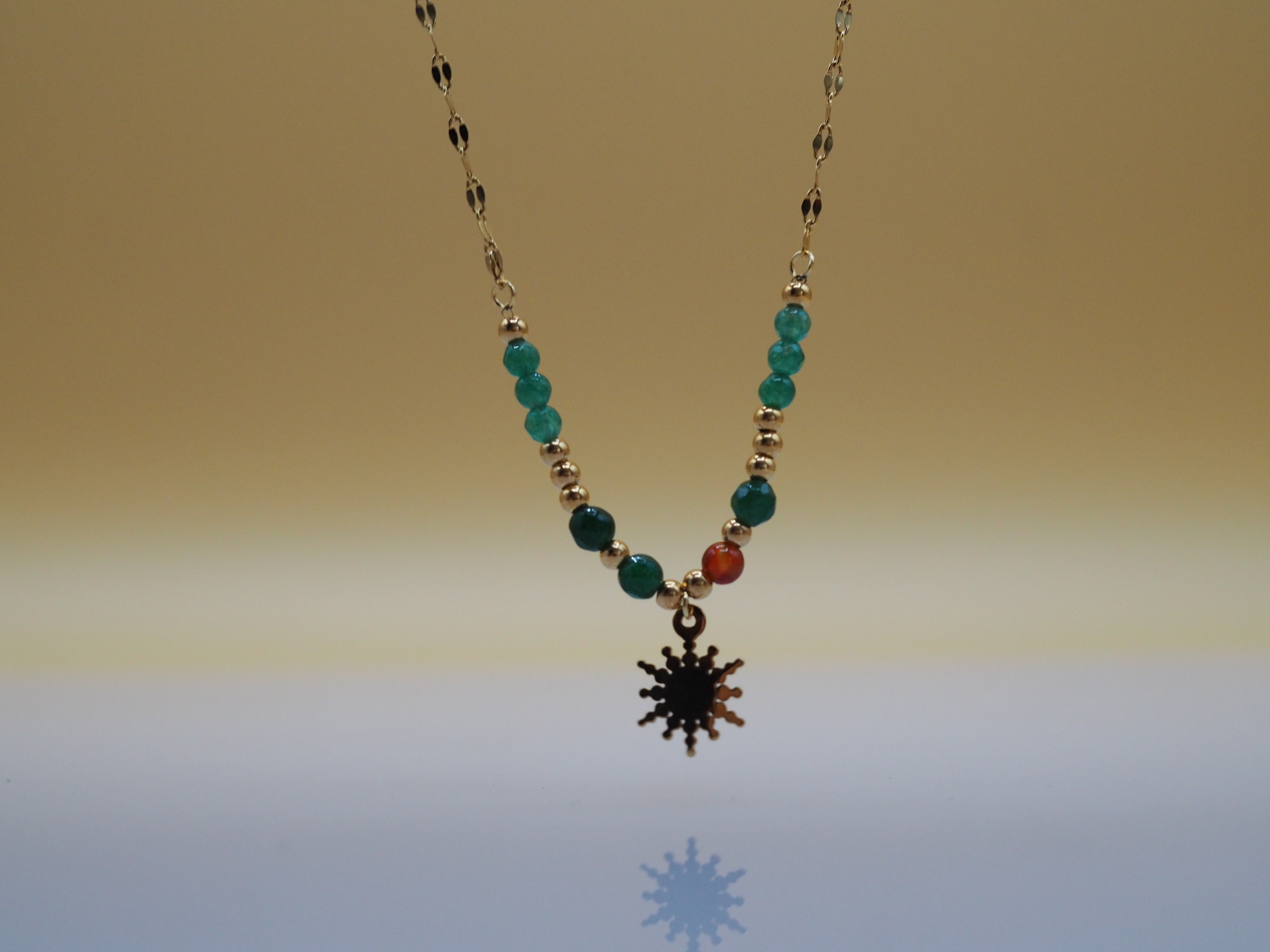 Elegante gouden ketting met zon en kleuraccenten – DOLORES