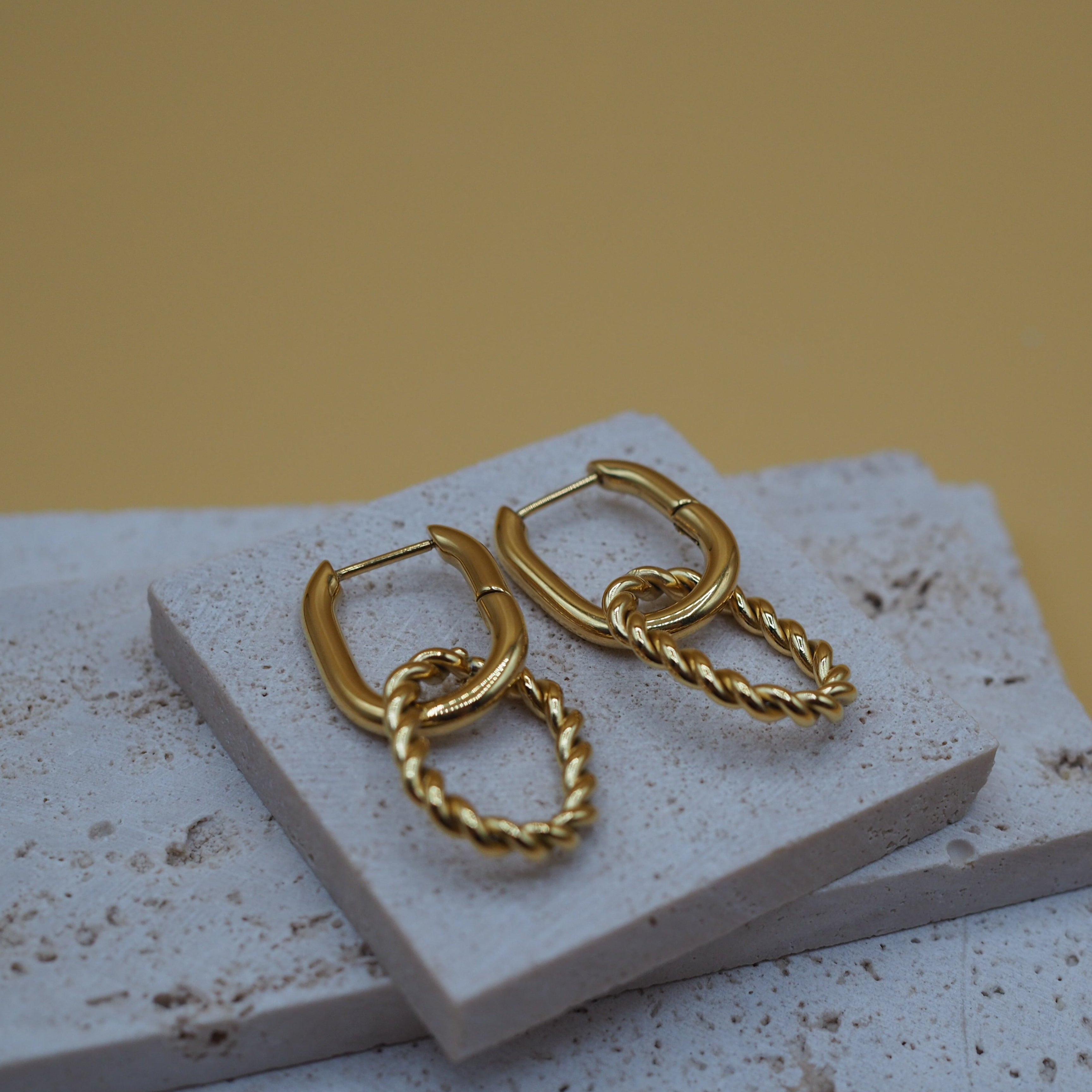 Gouden oorringen met afneembare twist ring – EDEN