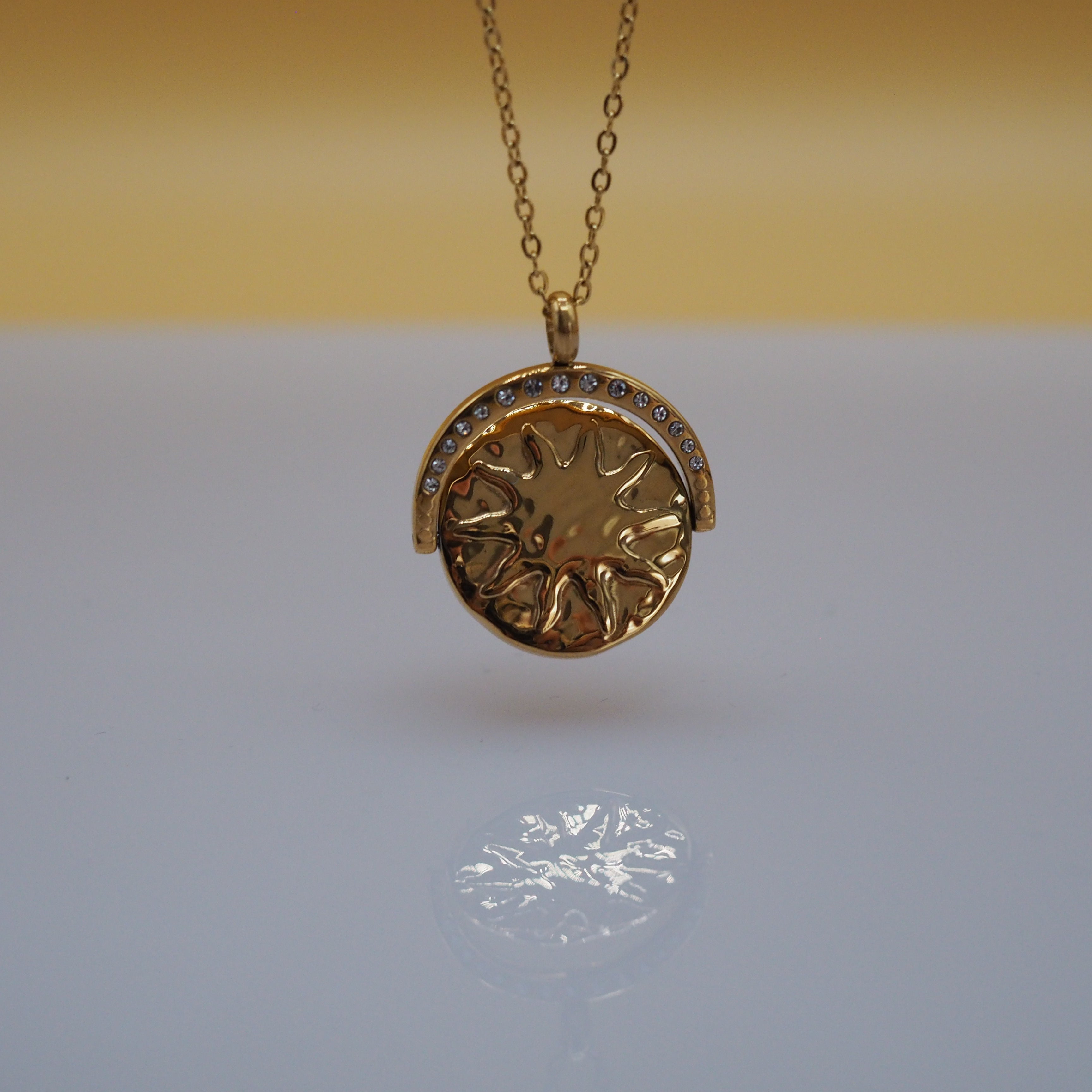 Gouden ketting dames met zon en maan hanger 18K PVD verguld – ELARA More Jewels