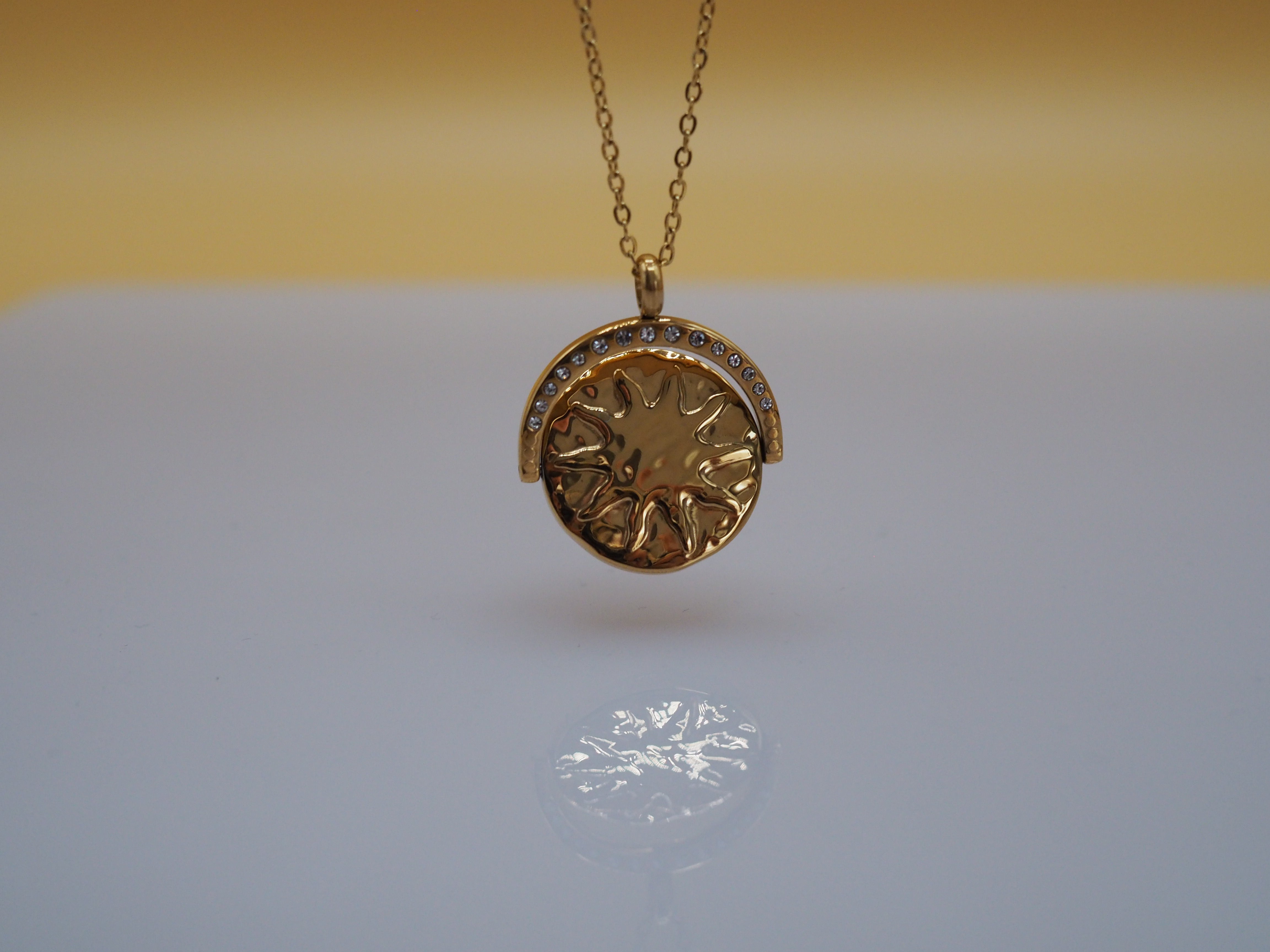 Gouden ketting dames met zon en maan hanger 18K PVD verguld – ELARA More Jewels