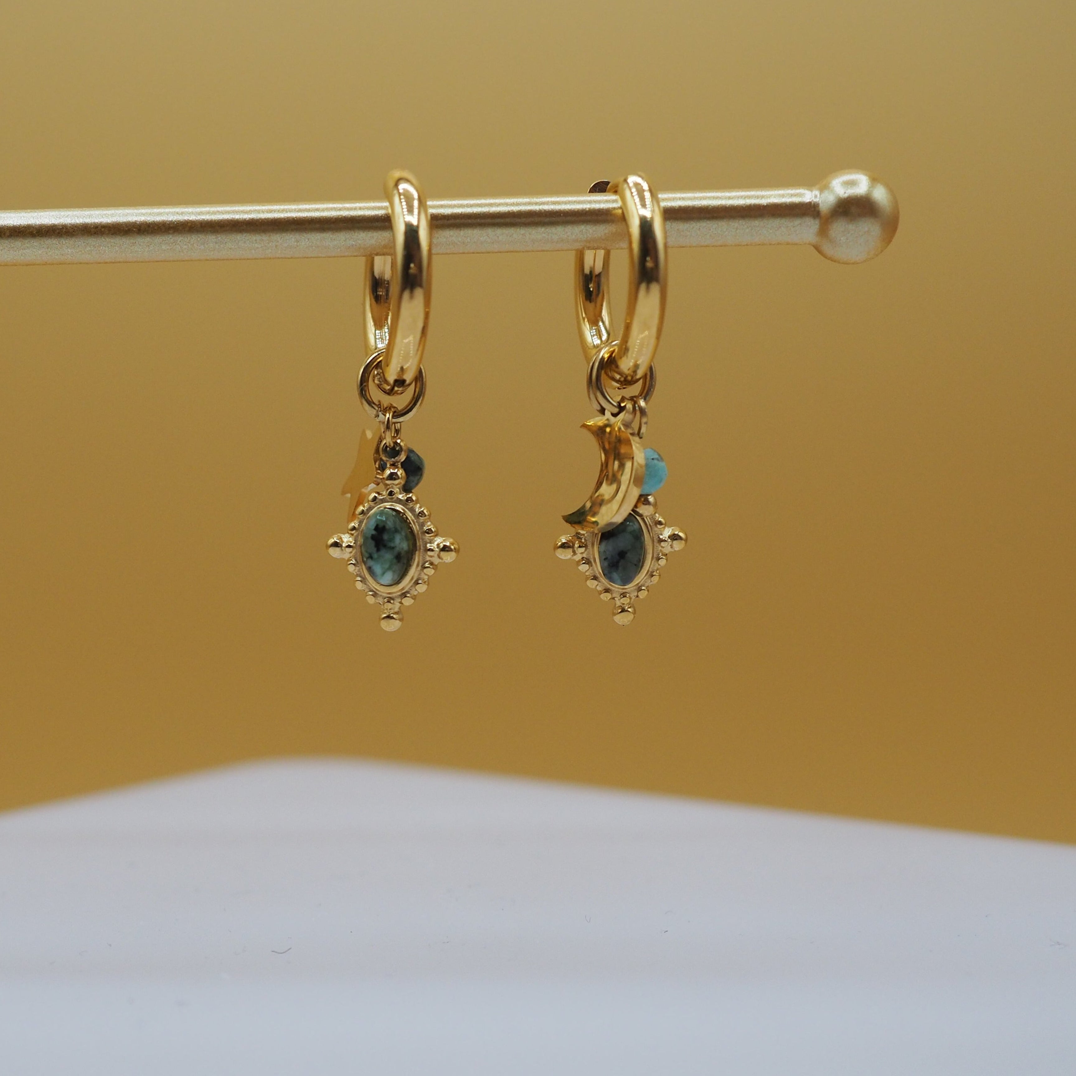 Asymmetrische gouden oorbellen met groene accenten – ESTELLA