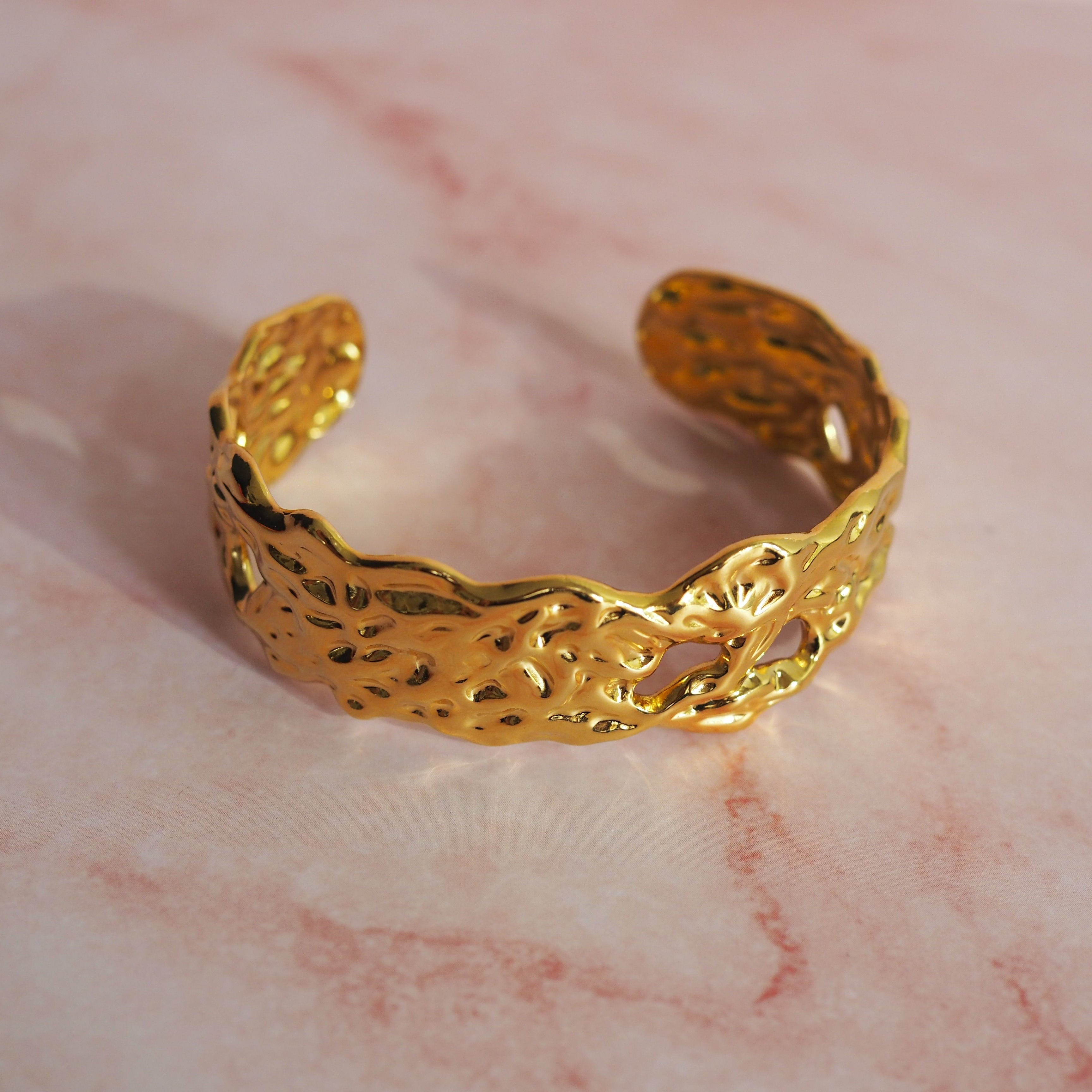 Gouden cuff armband dames 18K PVD verguld met gehamerde textuur – FARA More Jewels