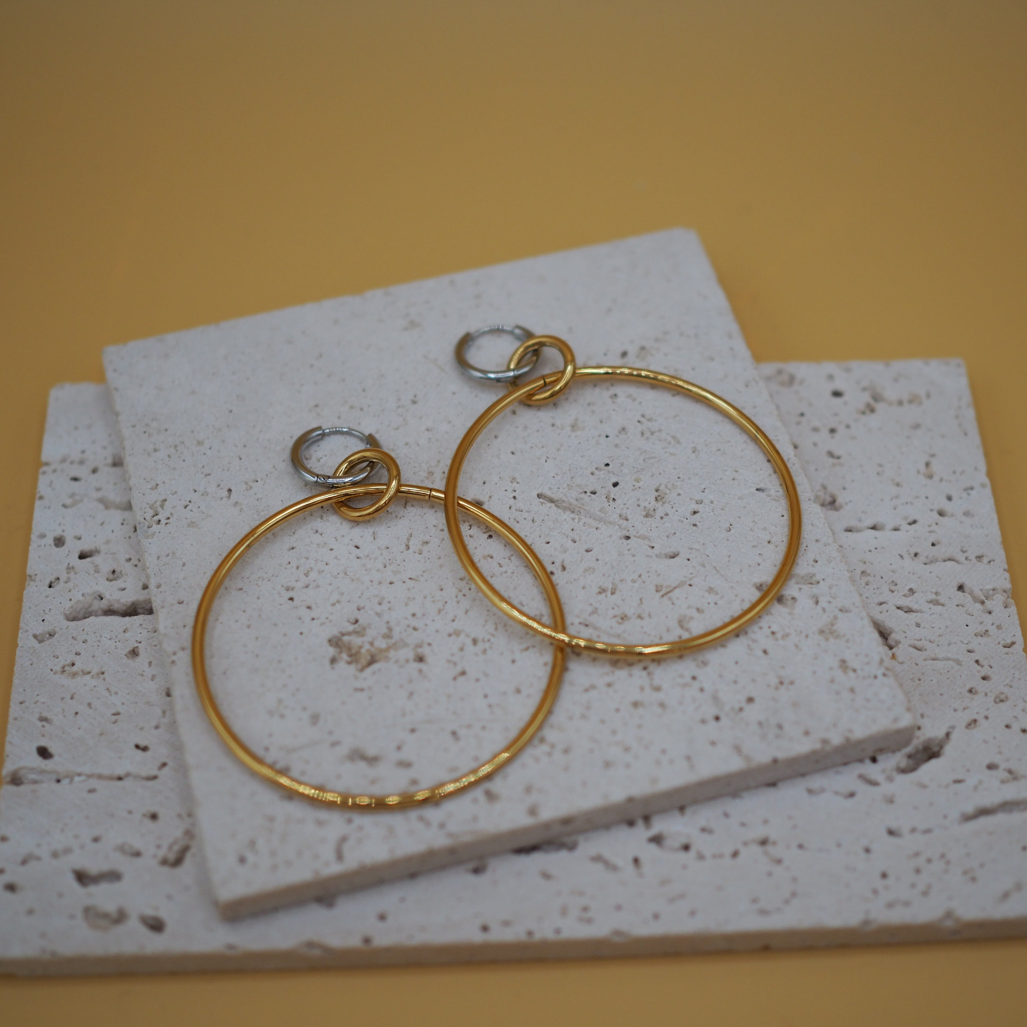 Sculpturale oorbellen met interlocking design – FREYA