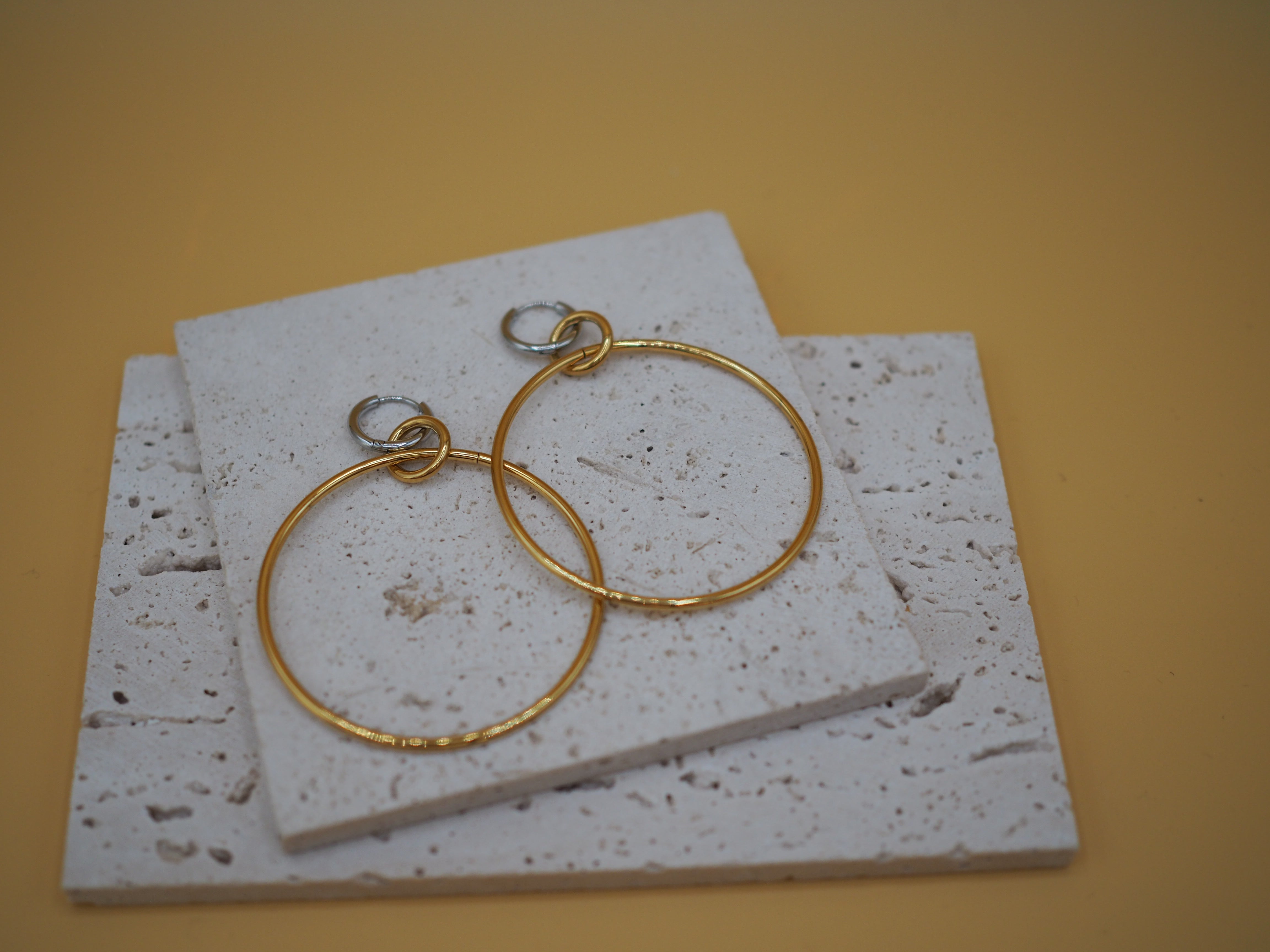 Sculpturale oorbellen met interlocking design – FREYA