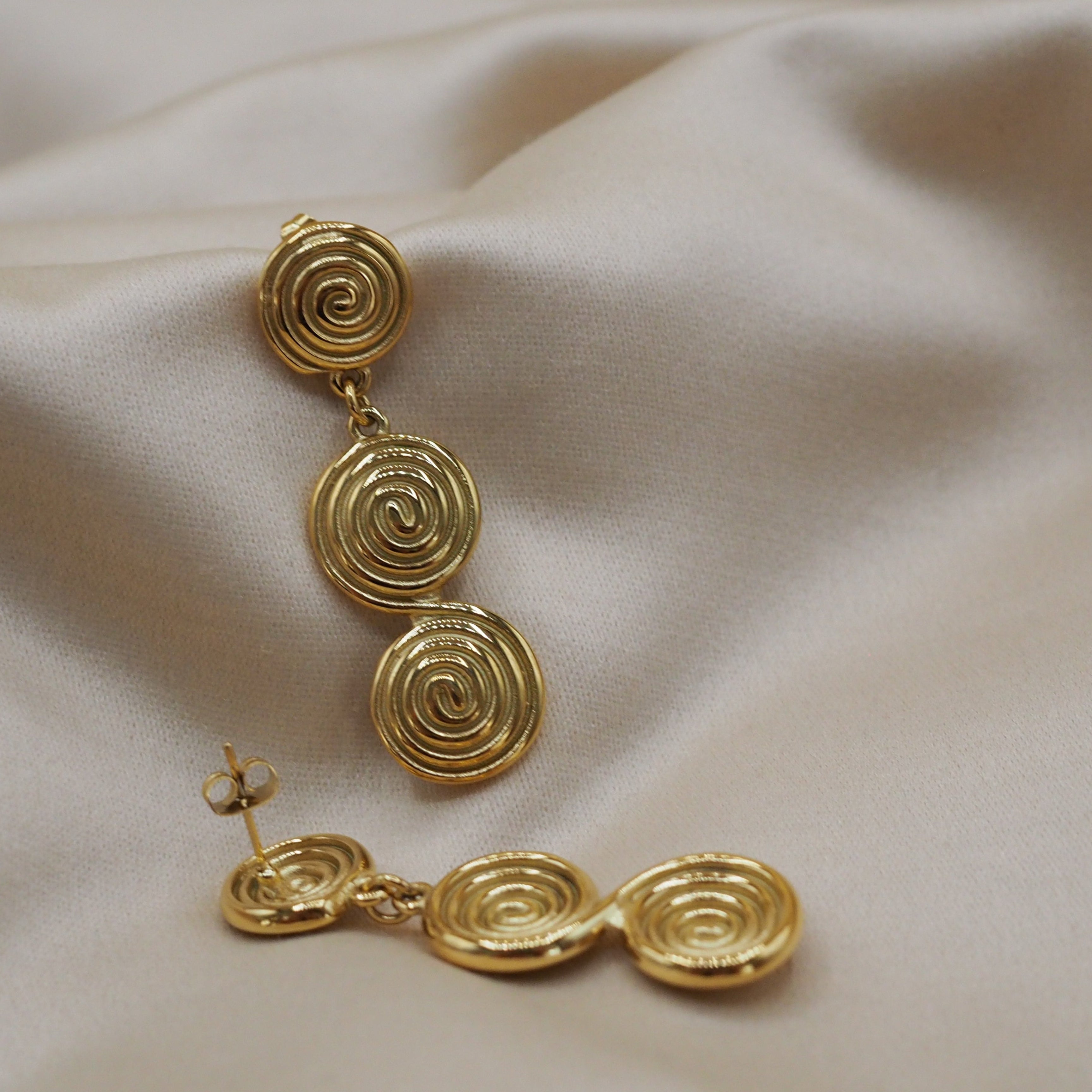 Gedraaide gouden oorbellen met elegante lijnen – GEORGIA