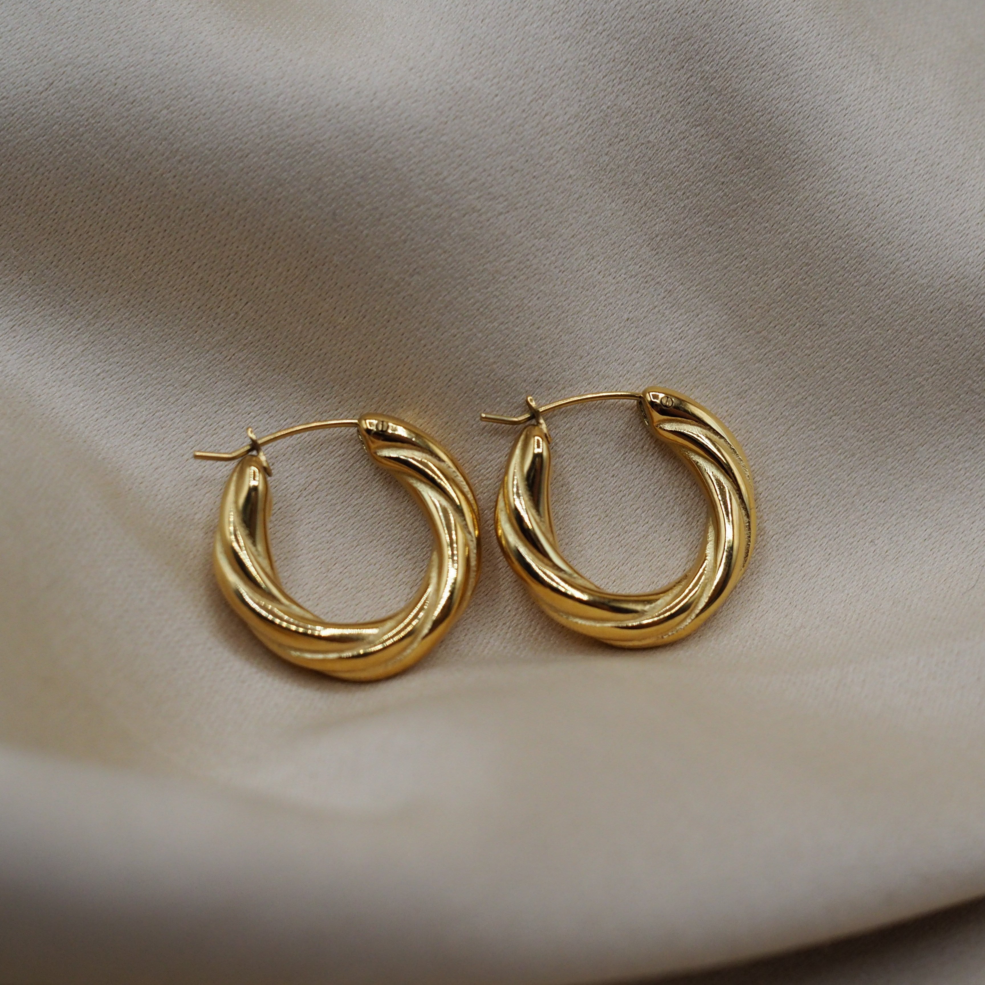 Sculpturale gouden oorringen met elegante twist – INEZ