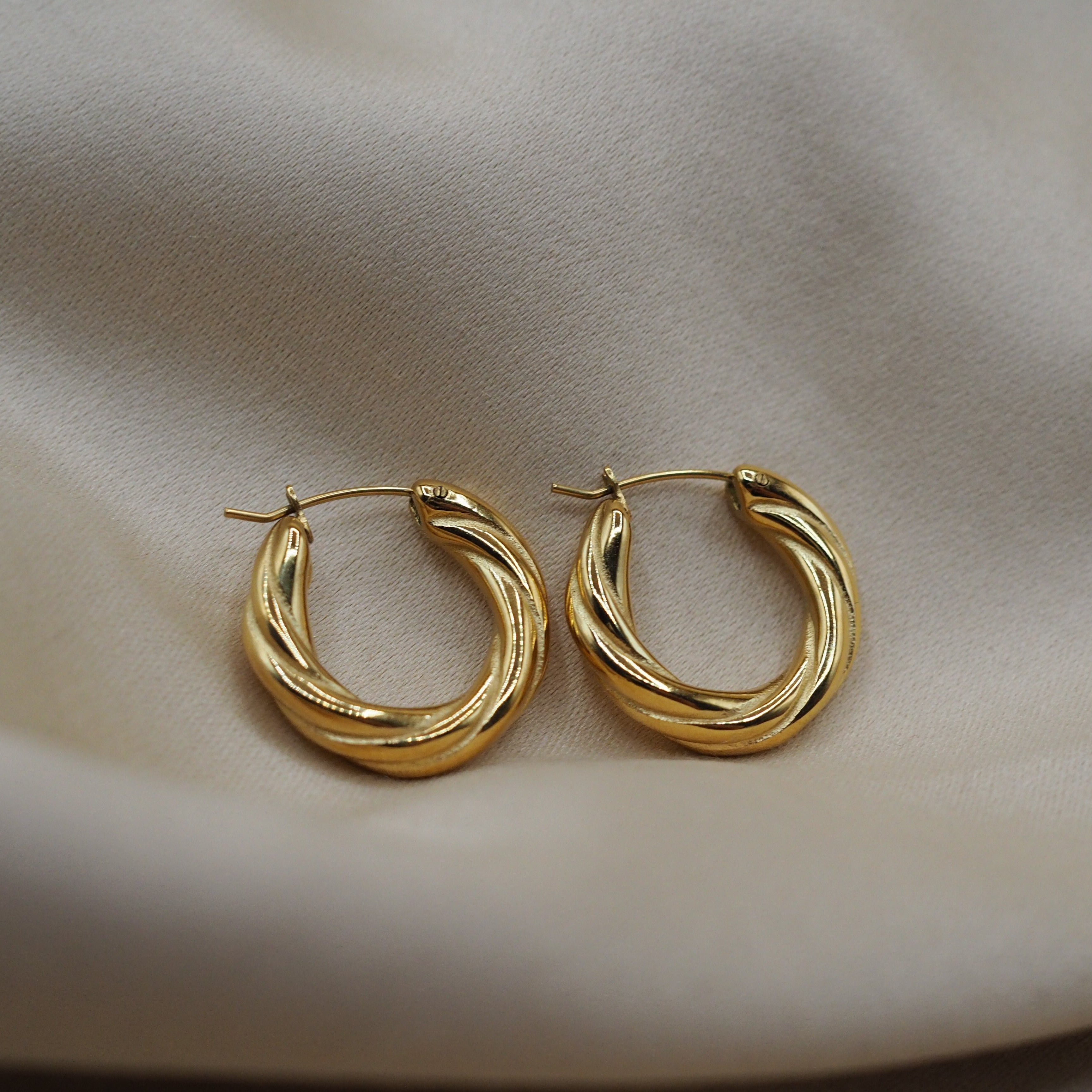 Gouden hoops dames 18K PVD verguld met gedraaid design – INEZ More Jewels