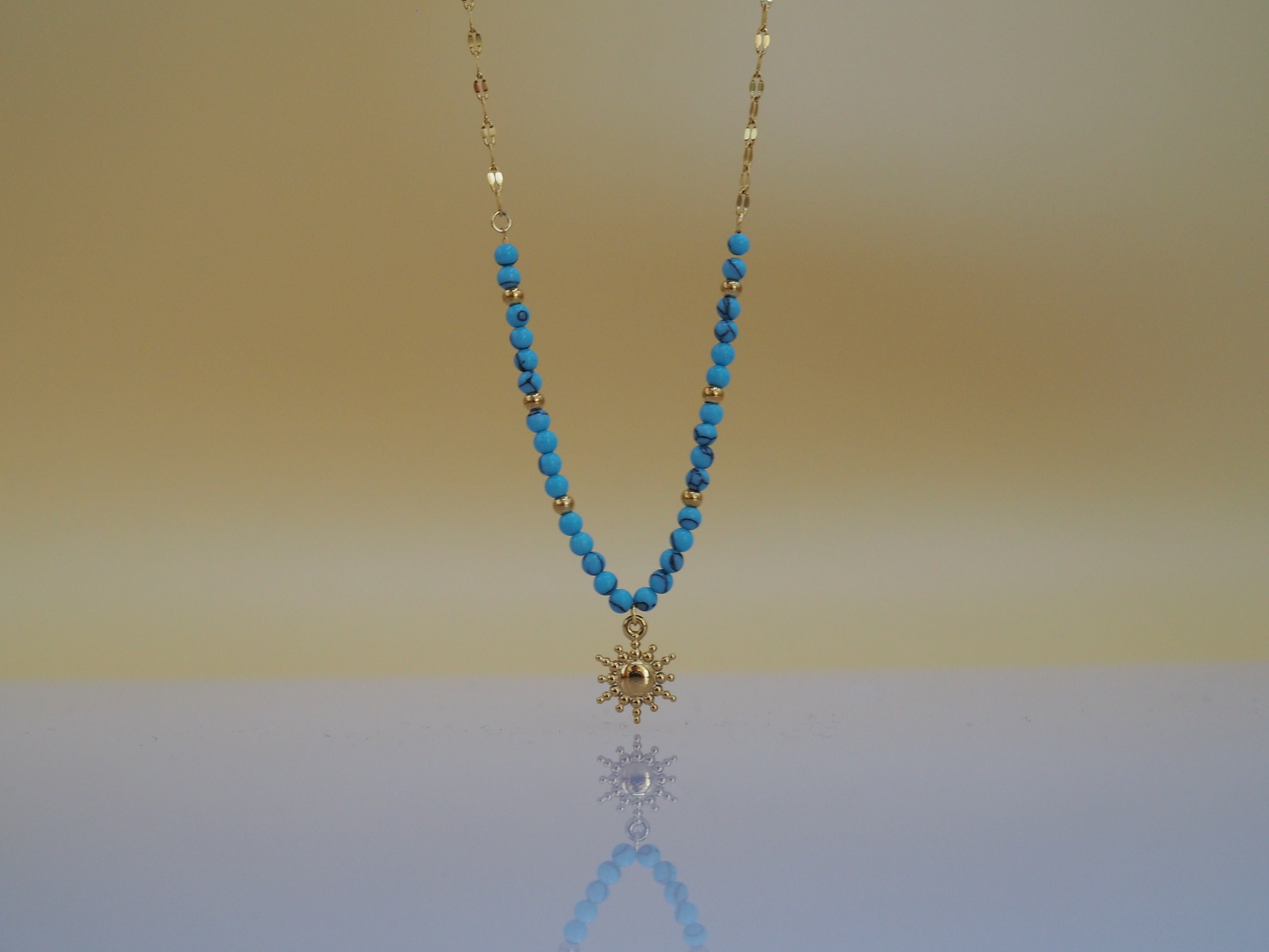 Zomerse gouden ketting met blauwe kralen en zonhanger – ISLA More Jewels