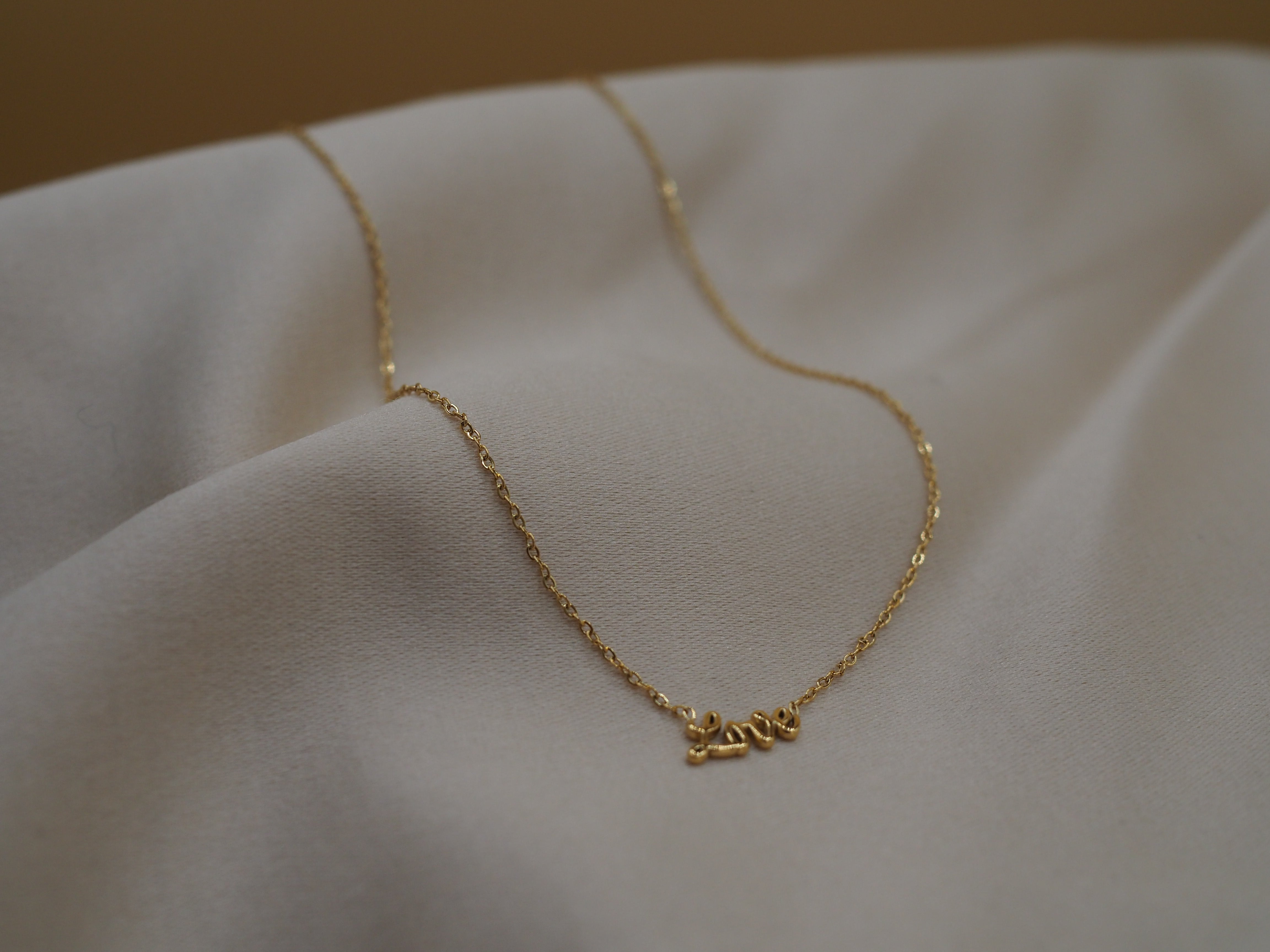 Fijne gouden ketting met geïntegreerd love detail van 18K PVD verguld roestvrij staal